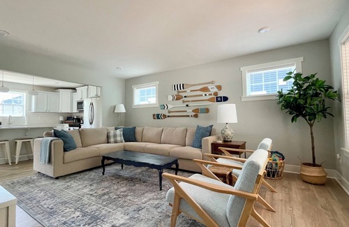 South Haven Cottage | Northside Cottage. Close to community pool & beaches! Sleeps 12. Fast Wi-Fi!