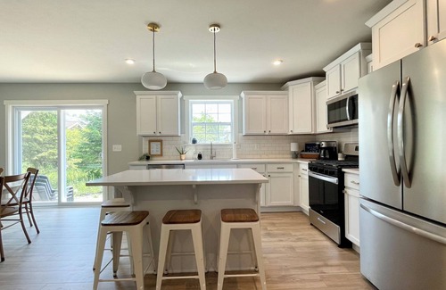 South Haven Cottage | Northside Cottage. Close to community pool & beaches! Sleeps 12. Fast Wi-Fi!