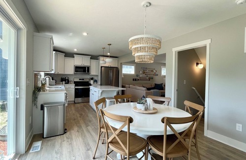 South Haven Cottage | Northside Cottage. Close to community pool & beaches! Sleeps 12. Fast Wi-Fi!