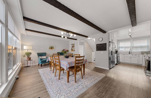 Budlong Woods House | Northside FAMLYNEST - Lincoln Sq - 4BR/1.5BA/2P - Rare find