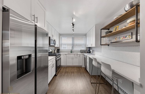 Budlong Woods House | Northside FAMLYNEST - Lincoln Sq - 4BR/1.5BA/2P - Rare find