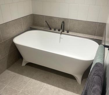 Dudden Hill Hotel | Northwest Apartment