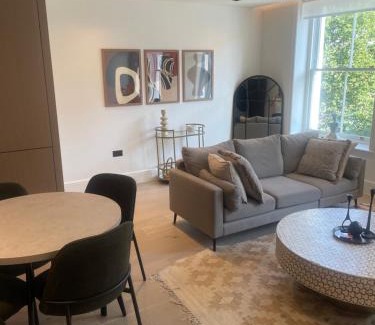Dudden Hill Hotel | Northwest Apartment
