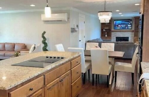 Starcrest House | Northwest Gem! King bed, Private fenced backyard