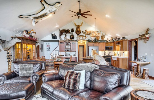 Minocqua Cabin | 'Northwood Tours Escape': Hot Tub & Lake Access!