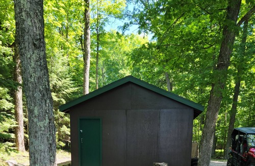 Ainsworth Cottage | Northwoods Lakeside Family Vacation Cottage w/Private Pier ***Newly Renovated***