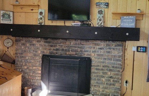 Ainsworth Cottage | Northwoods Lakeside Family Vacation Cottage w/Private Pier ***Newly Renovated***