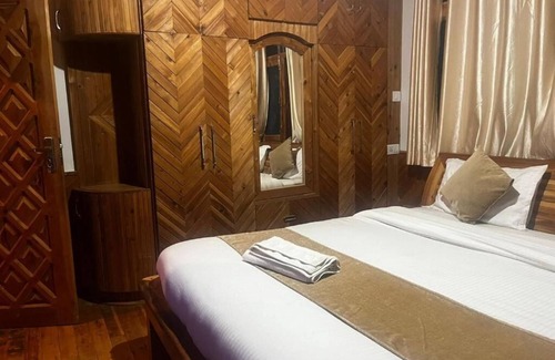 Cheog Hotel | Norvin Homes- King Room with Balcony/breakfast included