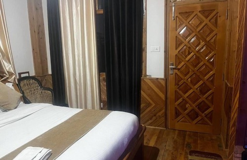Cheog Hotel | Norvin Homes- King Room with Balcony/breakfast included