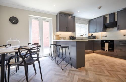 Norwich House | Norwich Home Ideal For Teams & Professionals