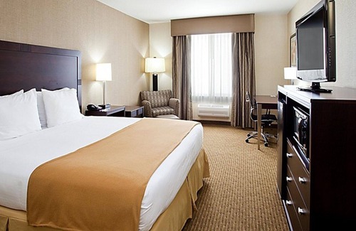 Eagan House | Norwood Inn Eagan - 1 King Suite with Spa Bath Oversized Non Smoking