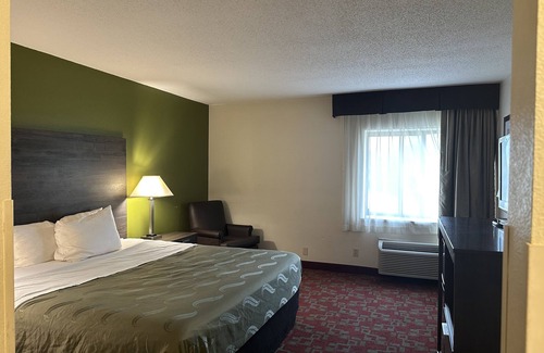Colgate House | Norwood Inn Milwaukee-Standard King Room Non-Smoking