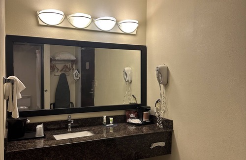 Colgate House | Norwood Inn Milwaukee-Standard King Room Non-Smoking