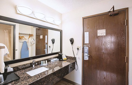 Milwaukee Hotel | Norwood Inn & Suites Milwaukee