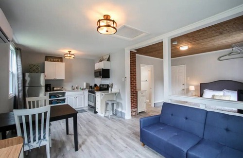 Richmond Hill House | Nosey-Huge, Historic Richmond Hill Home for 7