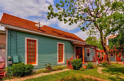 San Jacinto Cottage | Notable Galveston Cottage just steps to Seawall Beaches, Sunrises & Attractions.