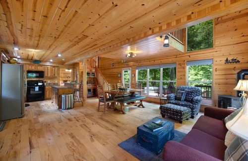 Blairsville Cabin | Nottely and Nice-Riverfront,dog friendly,hot tub