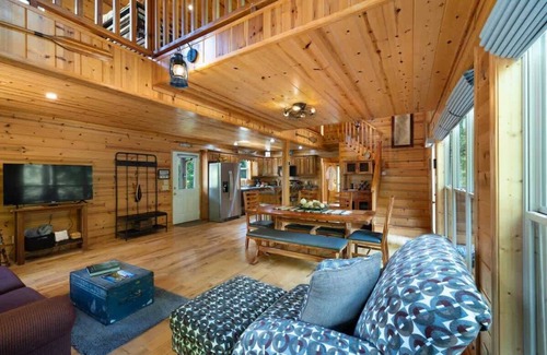 Blairsville Cabin | Nottely and Nice-Riverfront,dog friendly,hot tub