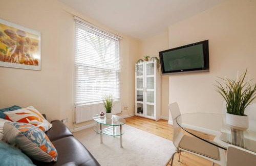 Pembridge Apartment | NOTTING HILL & HYDE PARK, Chic 2 DBL bed apartment, Moments to PORTOBELLO RD & KENSINGTON PALACE, 1 minute to Tube