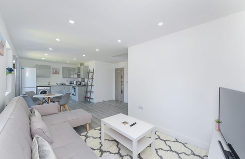 Gedling Apartment | Nottingham 2-BR Apartment w/Parking