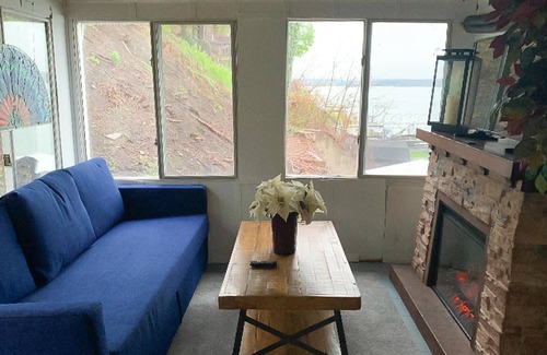 Sennett House | Nottivago: "Relaxing Cottage, Feet from the Water's Edge."