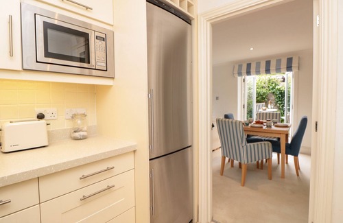 Dittisham Cottage | NOVEMBER COTTAGE, pet friendly, country holiday cottage in Dittisham