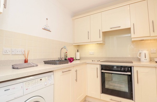 Dittisham Cottage | NOVEMBER COTTAGE, pet friendly, country holiday cottage in Dittisham