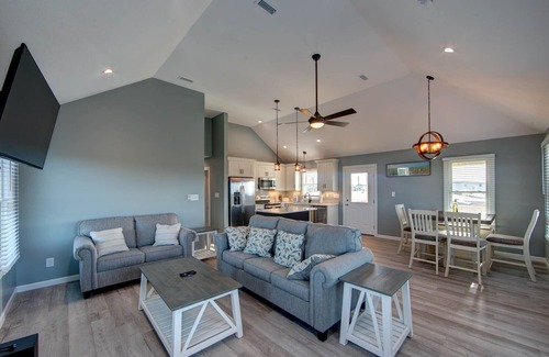 Avon House | Novice 4BRM/3Bath house on the canal/sound access close to the beach