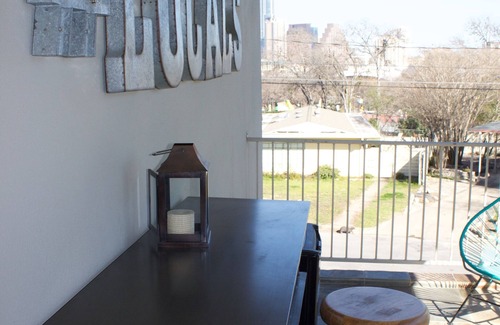Barton Heights Condo | Now booking for ACL Wknd 2 & Formula One Racing