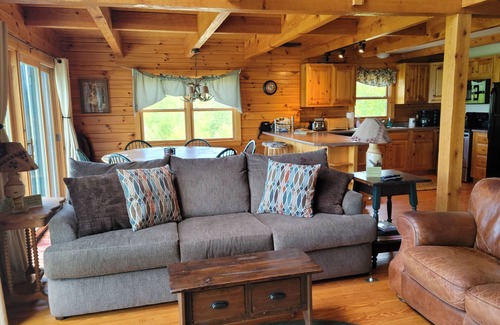 Bristol Cabin | Now Booking for Fall 2025. Incredible Views. Sleeps 6. Dog Friendly