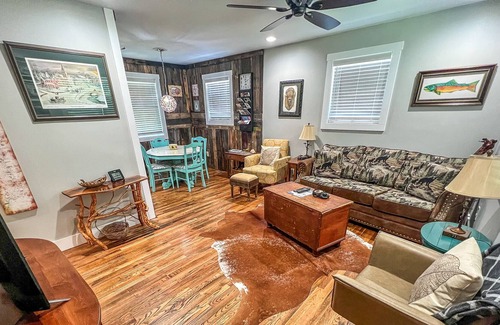 West Jefferson Cabin | NOW BOOKING - Kickback Creek - Cabin On Babbling Creek, W/WIFI & Fire Pit!