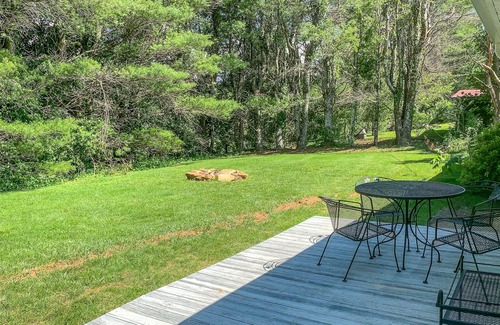 West Jefferson Cottage | NOW BOOKING MOUNTAIN TIME - Home Minutes From Downtown West Jefferson, F/P