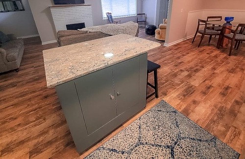 West Jefferson Cottage | NOW BOOKING MOUNTAIN TIME - Home Minutes From Downtown West Jefferson, F/P