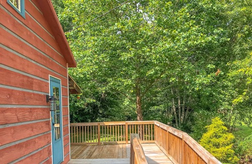 Warrensville Cottage | NOW BOOKING RIVER OTTER COTTAGE! 2BR/1BA ON THE NEW RIVER W/FIREPIT AND WIFI