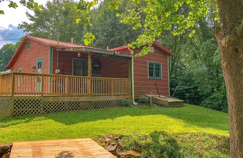 Warrensville Cottage | NOW BOOKING RIVER OTTER COTTAGE! 2BR/1BA ON THE NEW RIVER W/FIREPIT AND WIFI