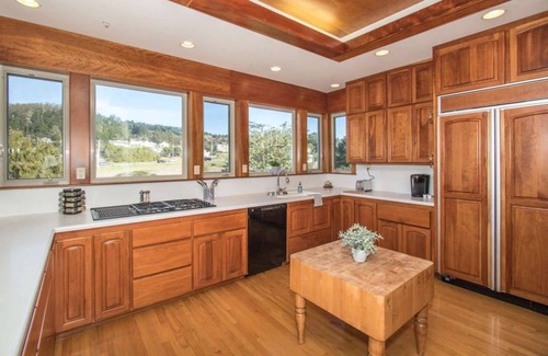 El Granada House | Now Trending - Entire Beach Home Walk to Beaches, Restaurants, Activities