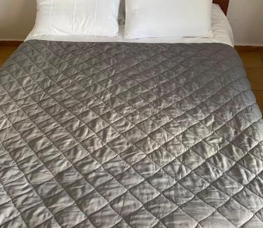 Larissa Apartment | Nr1 White appartment w Luxury BA between Train St. and DT