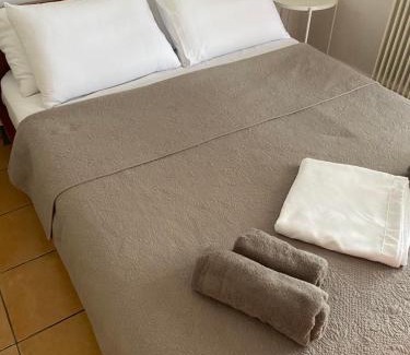 Larissa Apartment | Nr1 White appartment w Luxury BA between Train St. and DT