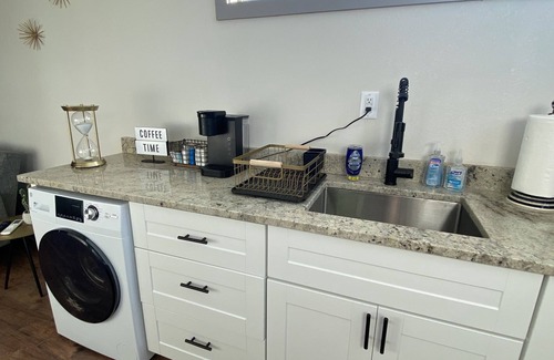 Hatfield Cabin | nSecluded Mountain Container - Hot Tub & King Bed