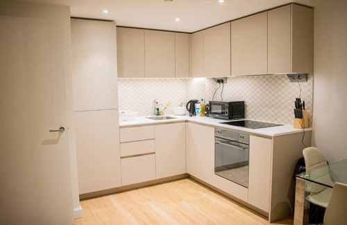 Whittington Apartment | nspacious service apartment five minutes walk to Royal Air Force Museum Londonnn