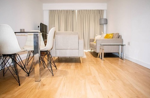 Whittington Apartment | nspacious service apartment five minutes walk to Royal Air Force Museum Londonnn