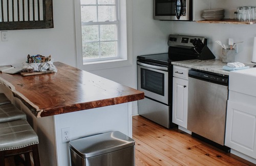 Morris House | Nubbintown Honey House Romantic Getaway Farm Stay