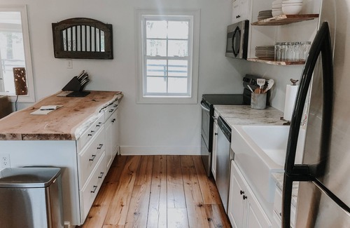 Morris House | Nubbintown Honey House Romantic Getaway Farm Stay