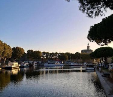 Aigues-Mortes Boat Rental | Nuit insolite dans une péniche hollandaise