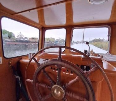 Aigues-Mortes Boat Rental | Nuit insolite dans une péniche hollandaise