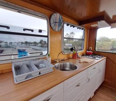 Aigues-Mortes Boat Rental | Nuit insolite dans une péniche hollandaise