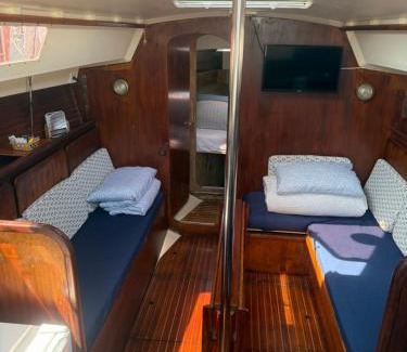 Canet-en-Roussillon Boat Rental | nuit insolite sur un bateau