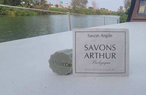Arles Boat Rental | Nuit Insolite sur une Vedette en Arles "pearce"