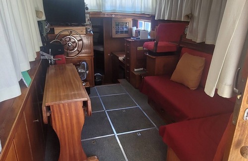 Arles Boat Rental | Nuit Insolite sur une Vedette en Arles "pearce"