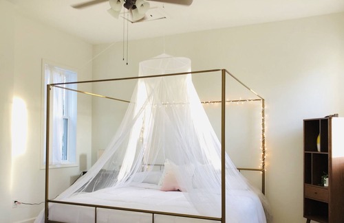 Phoenix Hill House | Nulu Charmer, KG bed